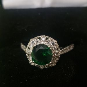 Sz 7 green stone sterling silver ring